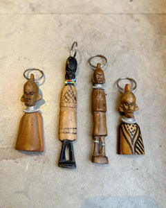 Handtäljda nyckelringar i trä, Massai-hantverk (Stödprojekt)